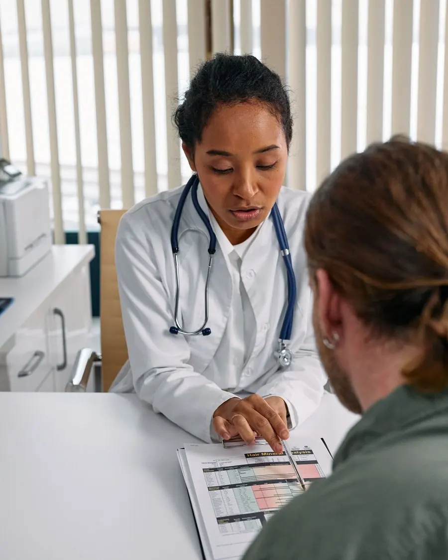 Médica explicando un estudio a un paciente