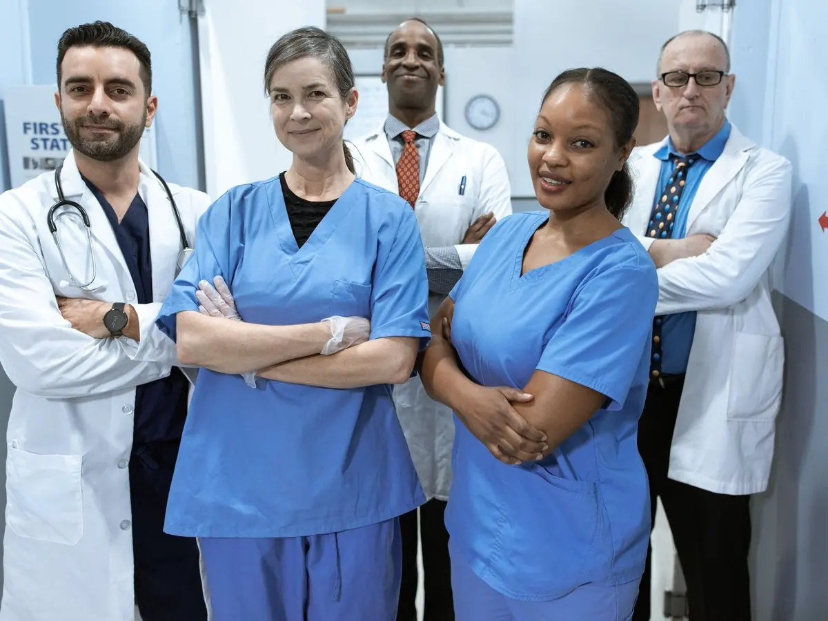 Equipo de médicos y enfermeros de la clínica