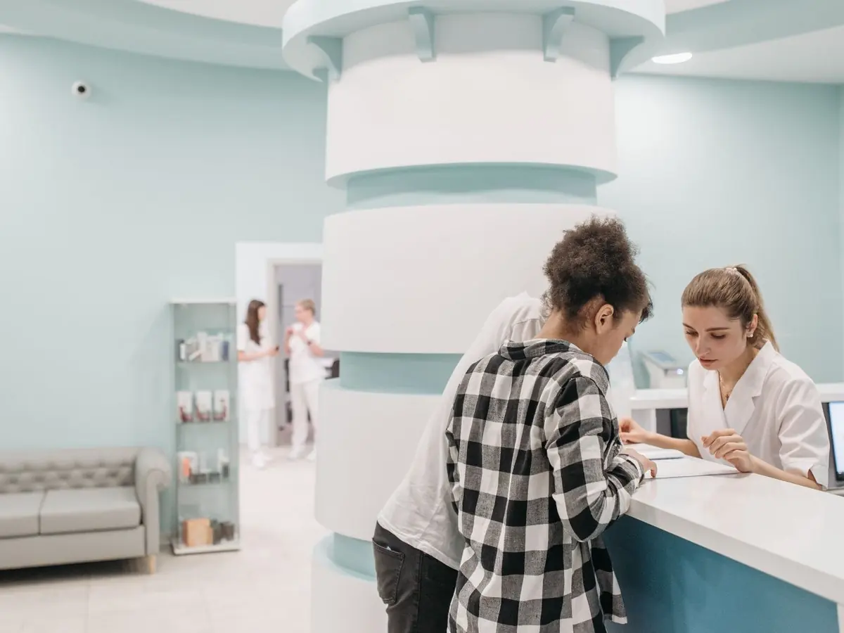 Pacientes en la recepción de la clínica